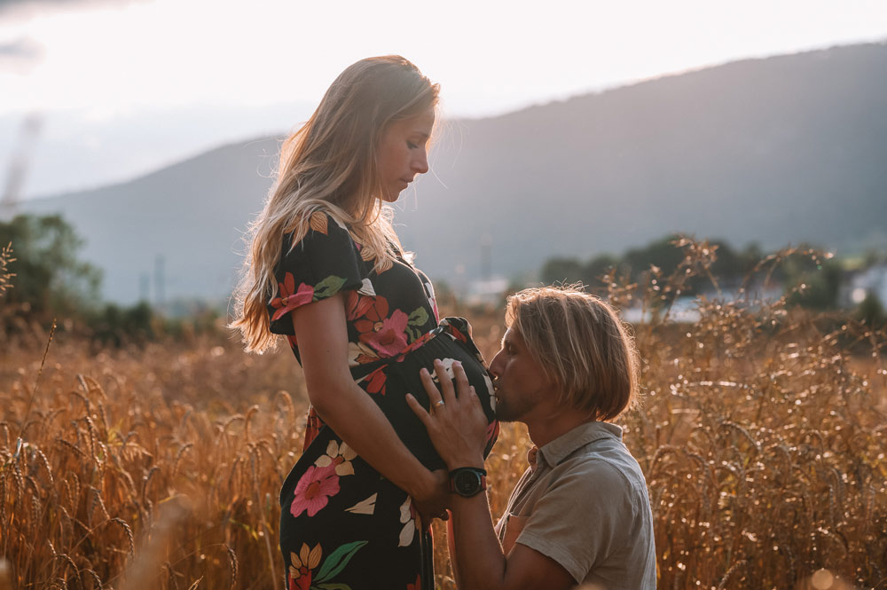séance photo grossesse en couple dans un champ de blé près de Bienne