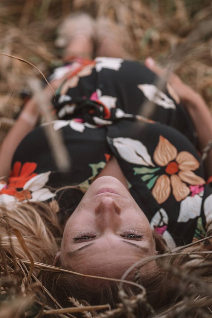 séance photo d'une femme enceinte dans un champ de blé