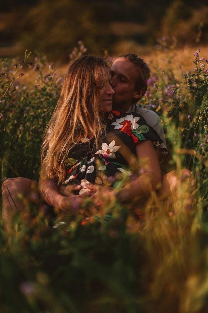 séance photo en couple dans un champ de blé près de Bienne à la golden hour