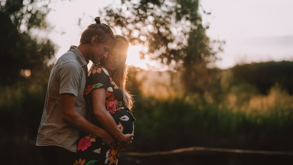 séance photo grossesse en couple à la golden hour à Sonceboz